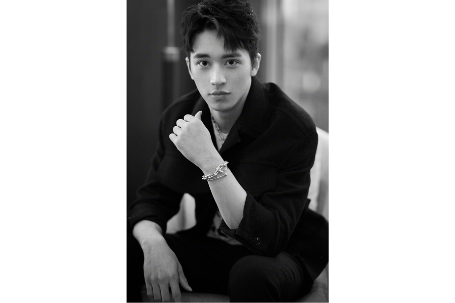 Actor Xu Weizhou releases fashion photos