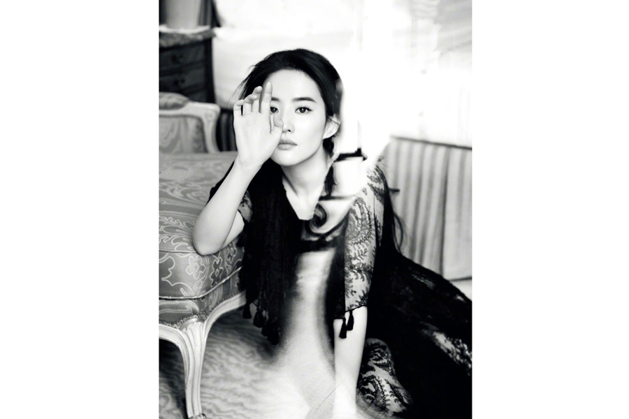 Fashion icon Liu Yifei poses for fashion magazine