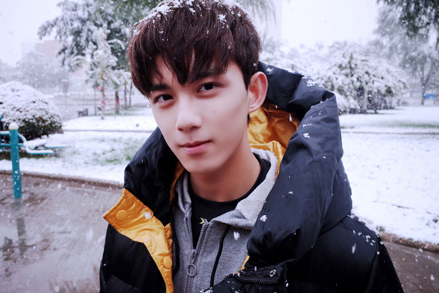 Teen actor Wu Lei spotted in snowy scenery