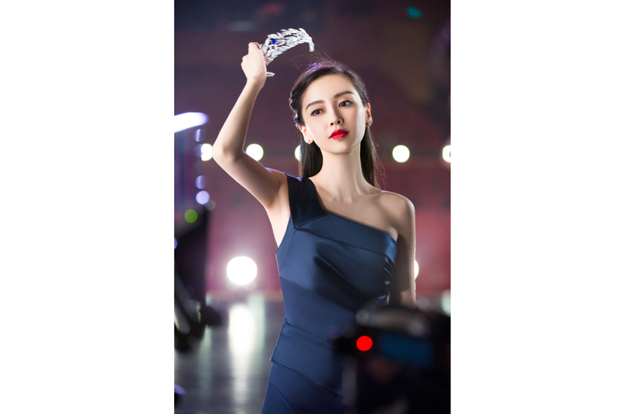 Fashion queen Angelababy releases fashion photos