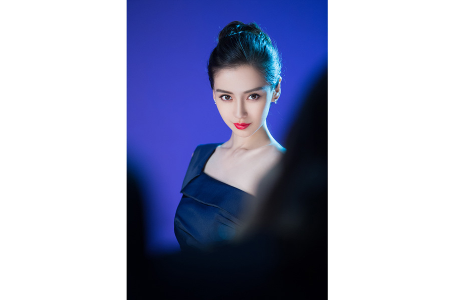 Fashion queen Angelababy releases fashion photos