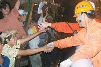 Vietnamese fishermen are overjoyed to see the arrival of Chinese rescuers in the South China Sea on Saturday. Chinese rescue teams saved at least 330 Vietnamese fishermen from the fury of Typhoon Chanchu over the weekend the largest number of foreigners rescued by China's maritime officials. [Xinhua]