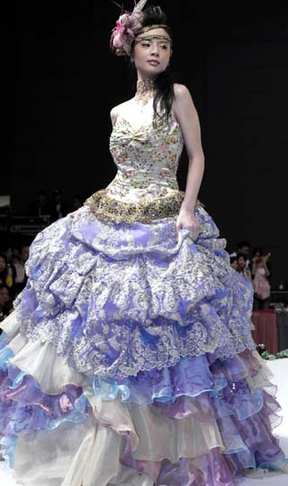 A model displays a bridal headgear at a wedding dress show in Hong Kong, south China, June 3, 2006. [Xinhua]