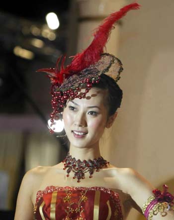 A model displays a bridal headgear at a wedding dress show in Hong Kong, south China, June 3, 2006. [Xinhua]