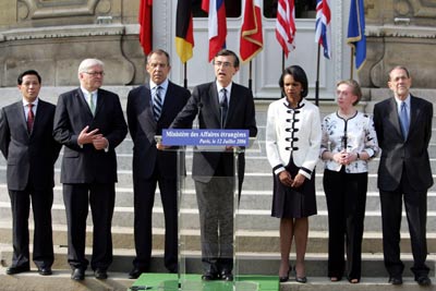 Foreign Affairs Ministers from China, Zhang Yesui, Germany, Franck Walter Steinmeier, Russia, Serguei Lavrov, France, Philippe Douste Blazy, U.S Secretary of State Condelezza Rice, Foreign and Commonwealth Affairs Secretary Margaret Rice and Javier Solana (L to R) speak with journalist after a meeting in Paris, July 12, 2006. 