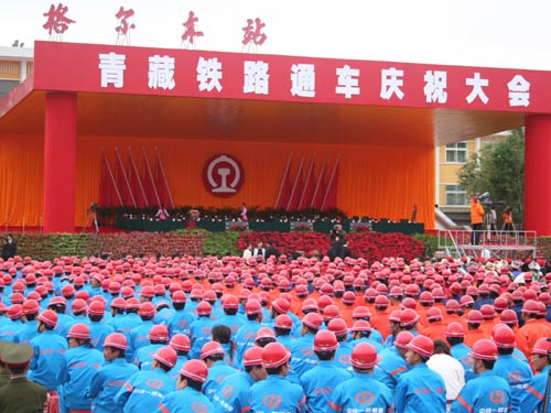 Qinghai-Tibet rail rumbles across 'roof of the world'