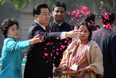 Hu visits Ganhdi memorial, meets top officials in India