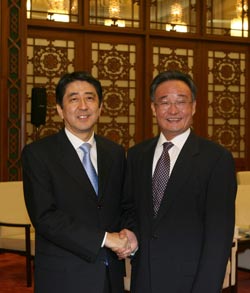 Top leaders meet with Abe in Beijing