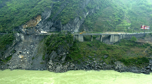 Landslide destroys highway in S.W. China