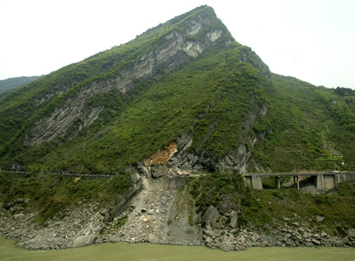 Landslide destroys highway in S.W. China