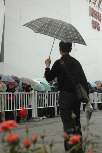 Russia Pavilion distributes badges to mark V-Day