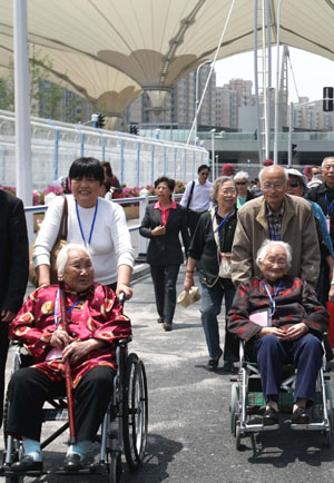 Centenarians visit China Pavilion