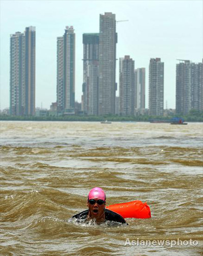 Wuhan swimmer attempts 1,200km to Expo