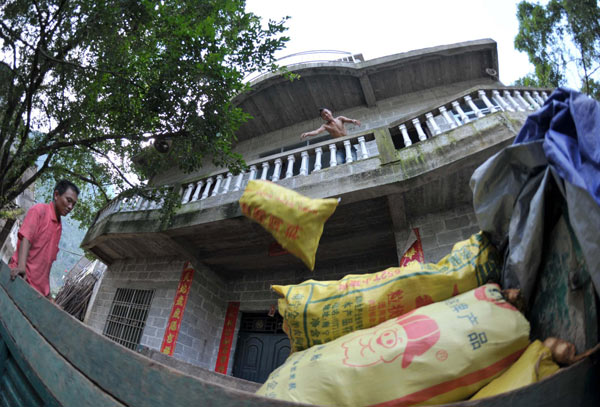 Villagers narrowly escape landslide in S China