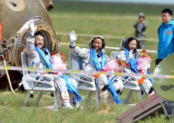 Astronauts go out of Shenzhou X's return capsule