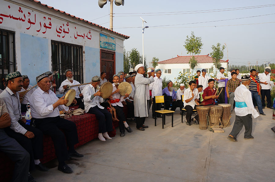 Uygur couple tie the knot on Chinese Valentine's Day