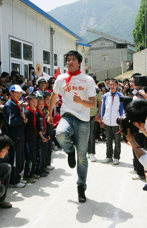 Follow me: Hurdler Liu to quake pupils