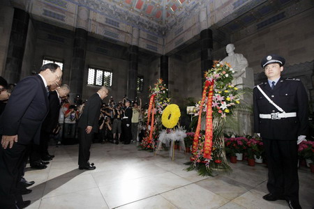 KMT chairman pays homage to party founder Sun