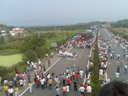 Traffic resumes after hundreds of furniture dealers protest on highway