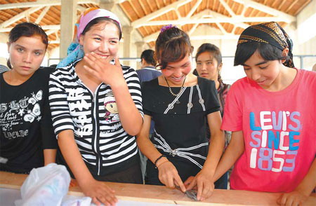 Han, Uygur groups working together at factory