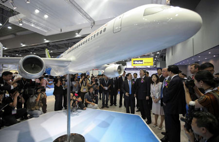 China displays mockup of home-grown jetliner C919