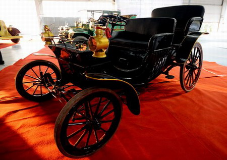 Classic car models draw attention in Shenyang