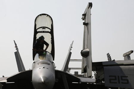 US aircraft carrier arrives in Hong Kong