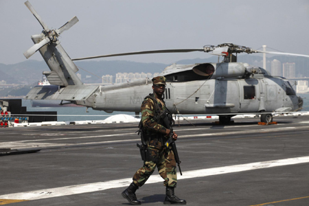 US aircraft carrier arrives in Hong Kong