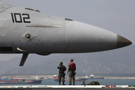 US aircraft carrier arrives in Hong Kong