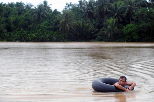 New storms hit flood-ravaged Hainan, 500 dams threatened