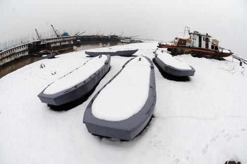 Heavy snow, icy rain wreck havoc in South China