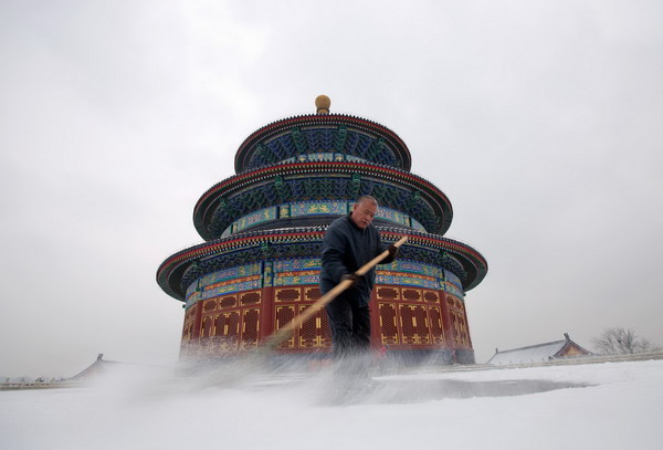 Beijing embraces first snow this winter