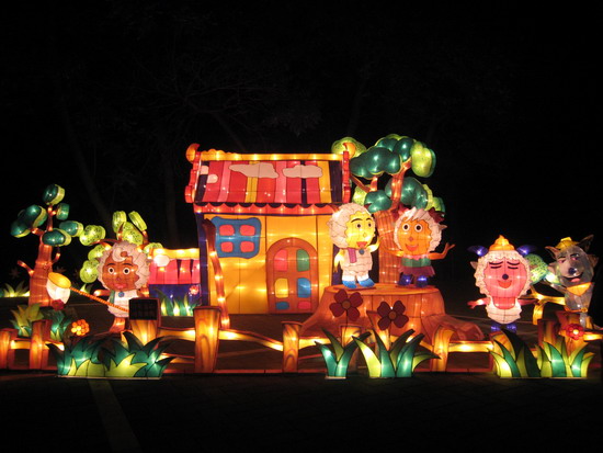 Lanterns light up at Old Summer Palace