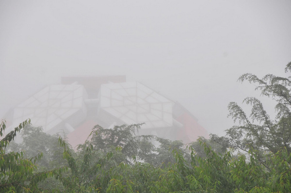 Heavy fog strands over 8,000 at airport in Dalian