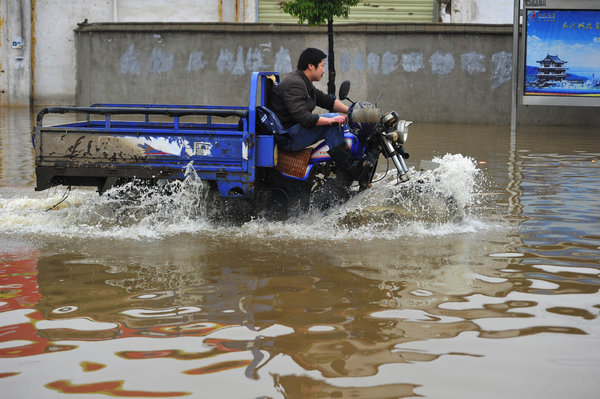 Rainstorm floods Changsha in C China