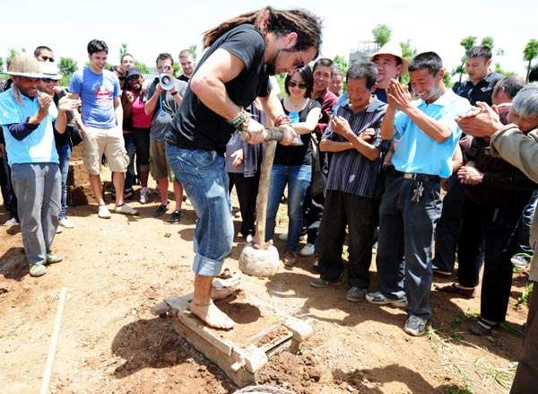 Foreigners learn Chinese farming skills