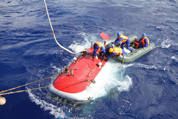 Chinese sub dives over 6,000 meters