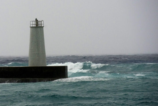 Strong tropical storm approaches S China