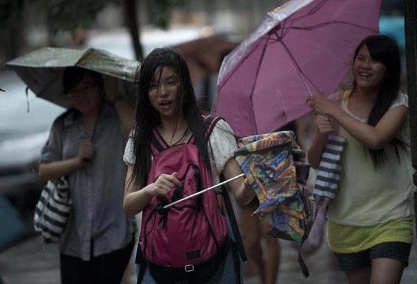 HK raises Typhoon Vicente warning level