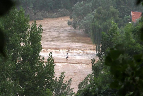 Dual typhoons lash coastal regions in East China