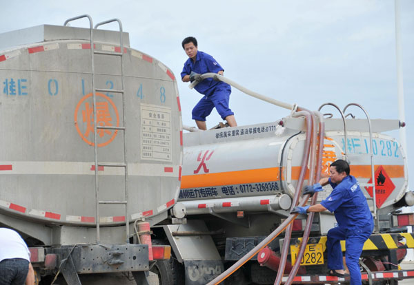 Typhoon-triggered oil spill cleaned up in S China