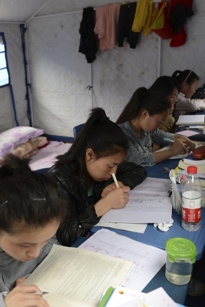 Students continue study in tents after quake