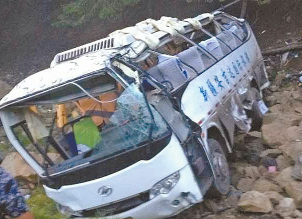 Bus falls into Valley;15 die