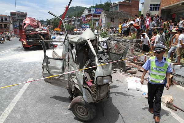 8 dead, 10 injured in E China road crash