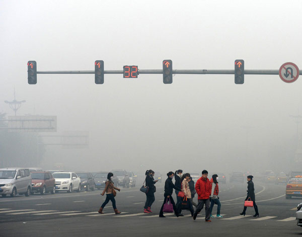 Smog closes schools, highways in NE China