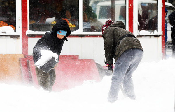 Snow snarls traffic in North China