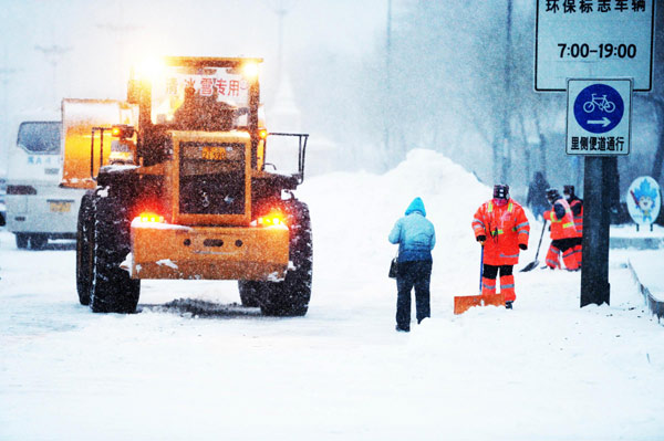 Snow snarls traffic in North China