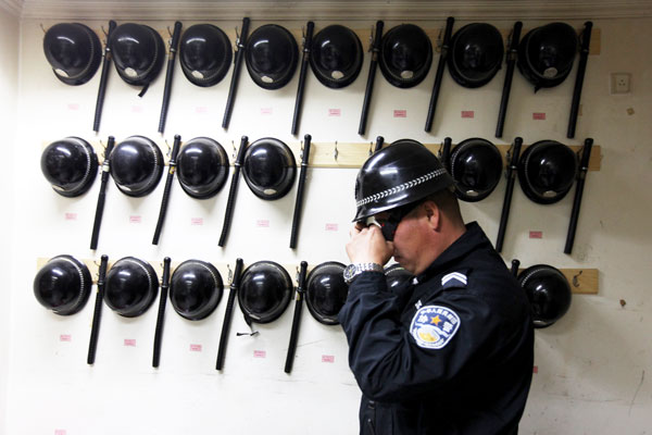 Police patrols safeguard hospital staff in Taizhou