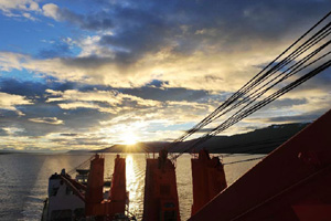 Sailors of <EM>Xuelong</EM> release 'love drift bottles' in Antarctica