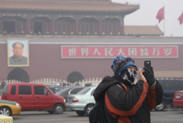 Beijing raises pollution alert as smog lingers